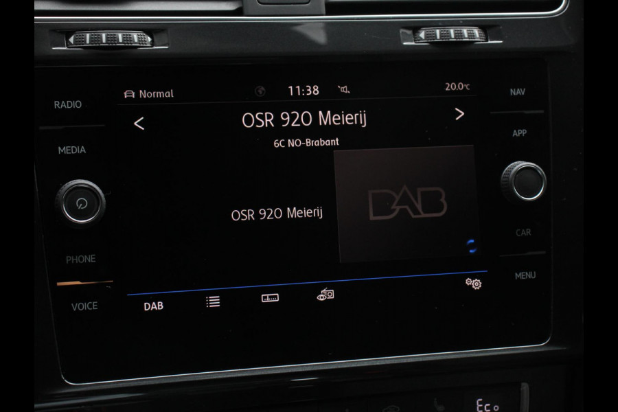 Volkswagen e-Golf Navigatie  Climate Control  Adaptive Cruise Control  Camera  Parkeer sensoren  17" Lichtmetalen Velgen