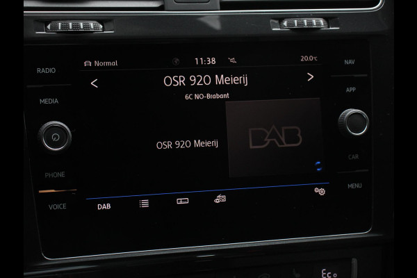 Volkswagen e-Golf Navigatie  Climate Control  Adaptive Cruise Control  Camera  Parkeer sensoren  17" Lichtmetalen Velgen