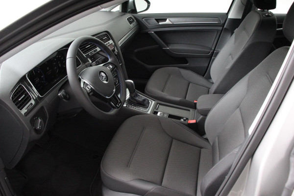 Volkswagen e-Golf Navigatie  Climate Control  Adaptive Cruise Control  Camera  Parkeer sensoren  17" Lichtmetalen Velgen