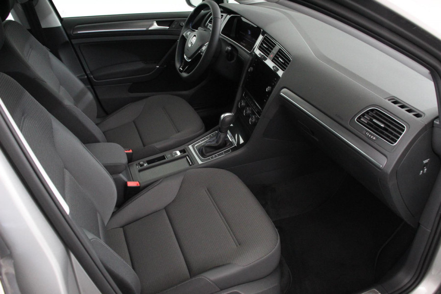 Volkswagen e-Golf Navigatie  Climate Control  Adaptive Cruise Control  Camera  Parkeer sensoren  17" Lichtmetalen Velgen