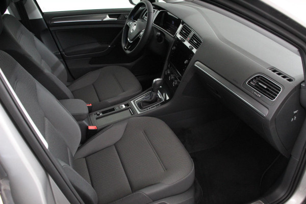 Volkswagen e-Golf Navigatie  Climate Control  Adaptive Cruise Control  Camera  Parkeer sensoren  17" Lichtmetalen Velgen