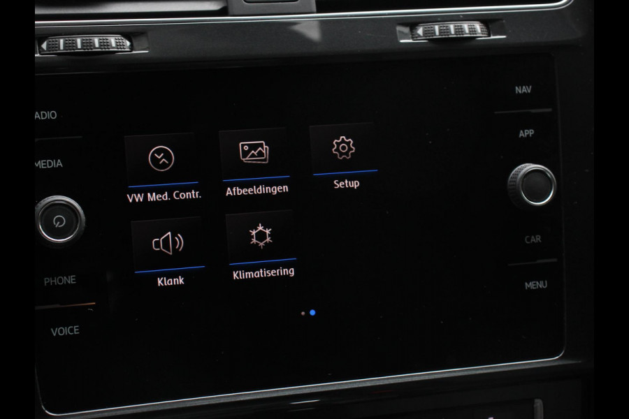 Volkswagen e-Golf Navigatie  Climate Control  Adaptive Cruise Control  Camera  Parkeer sensoren  17" Lichtmetalen Velgen