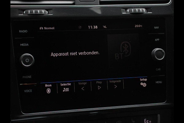 Volkswagen e-Golf Navigatie  Climate Control  Adaptive Cruise Control  Camera  Parkeer sensoren  17" Lichtmetalen Velgen