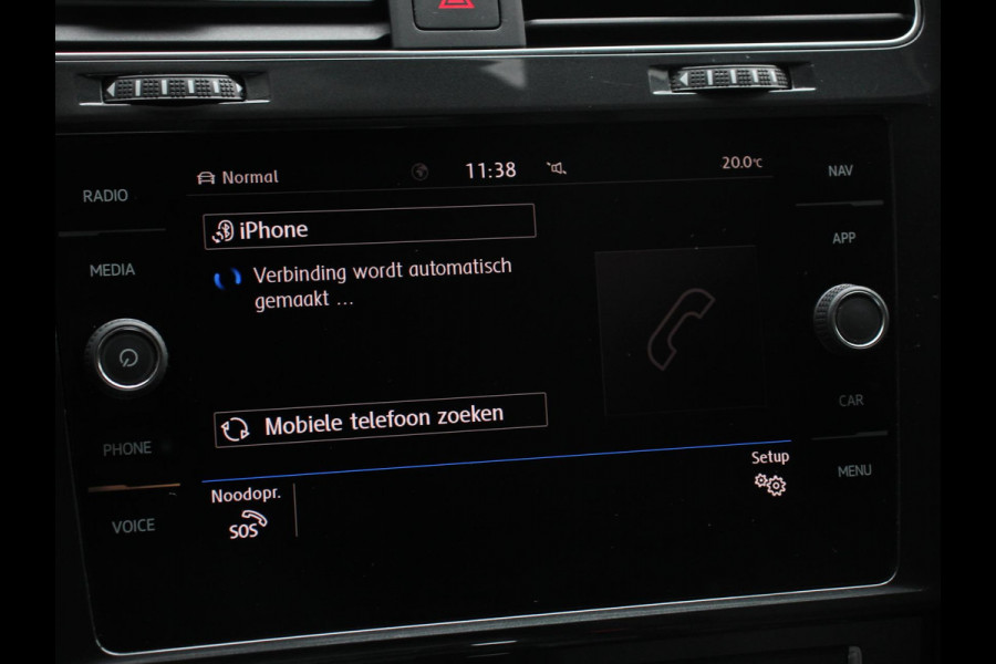 Volkswagen e-Golf Navigatie  Climate Control  Adaptive Cruise Control  Camera  Parkeer sensoren  17" Lichtmetalen Velgen