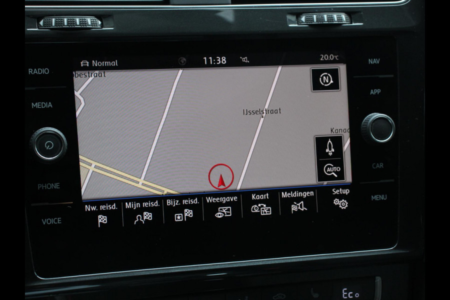 Volkswagen e-Golf Navigatie  Climate Control  Adaptive Cruise Control  Camera  Parkeer sensoren  17" Lichtmetalen Velgen