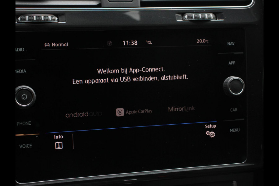 Volkswagen e-Golf Navigatie  Climate Control  Adaptive Cruise Control  Camera  Parkeer sensoren  17" Lichtmetalen Velgen