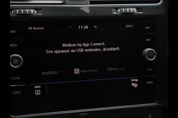 Volkswagen e-Golf Navigatie  Climate Control  Adaptive Cruise Control  Camera  Parkeer sensoren  17" Lichtmetalen Velgen