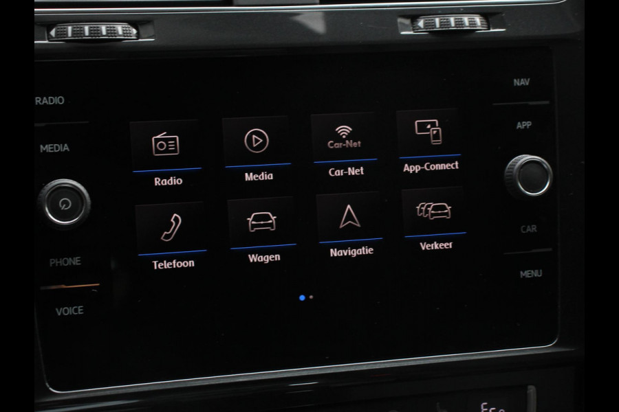 Volkswagen e-Golf Navigatie  Climate Control  Adaptive Cruise Control  Camera  Parkeer sensoren  17" Lichtmetalen Velgen
