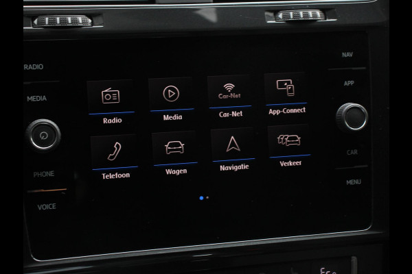 Volkswagen e-Golf Navigatie  Climate Control  Adaptive Cruise Control  Camera  Parkeer sensoren  17" Lichtmetalen Velgen