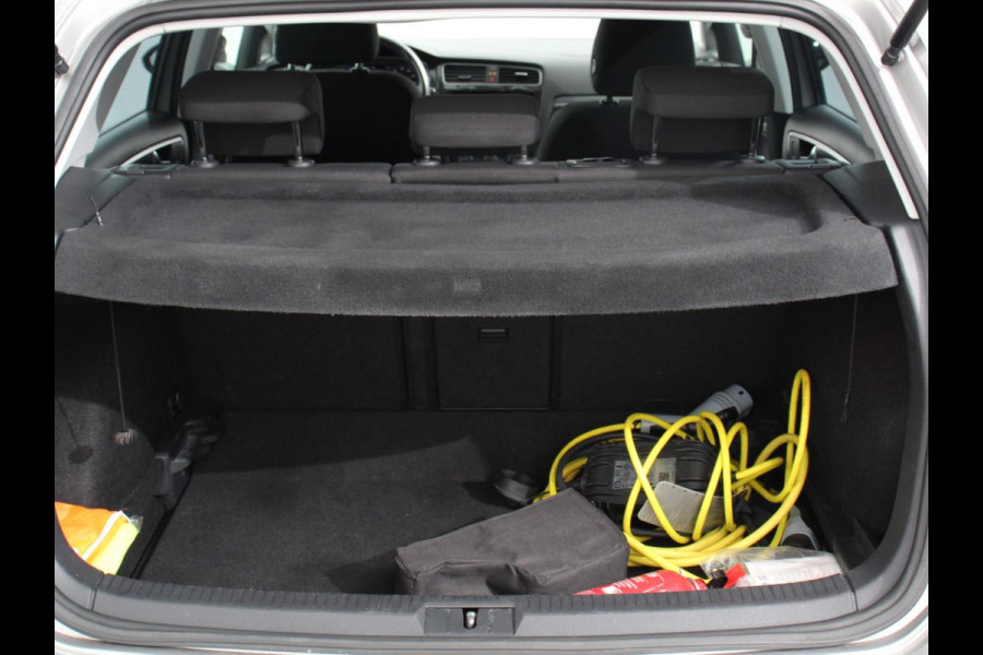 Volkswagen e-Golf Navigatie  Climate Control  Adaptive Cruise Control  Camera  Parkeer sensoren  17" Lichtmetalen Velgen