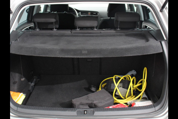 Volkswagen e-Golf Navigatie  Climate Control  Adaptive Cruise Control  Camera  Parkeer sensoren  17" Lichtmetalen Velgen
