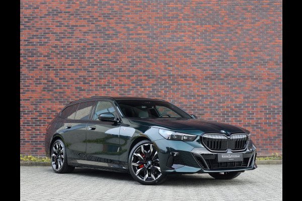 BMW 5 Serie Touring 550e xDrive | Oxford Green - Pano - Trekhaak - B&W
