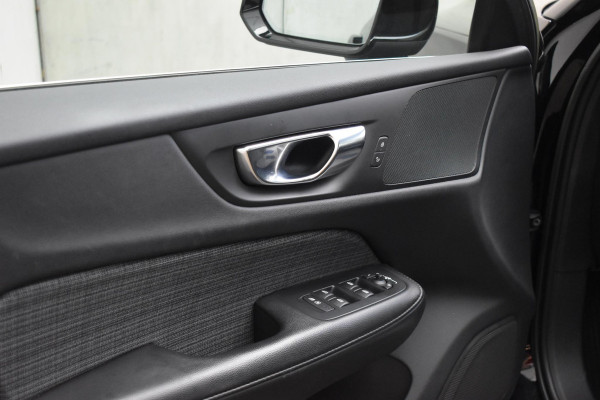 Volvo V60 B4 211PK Automaat Core / Navigatie / Achteruitrijcamera / Elektrische achterklep / LM Velgen / Elektr. Trekhaak / Parkeersensoren voor+achter