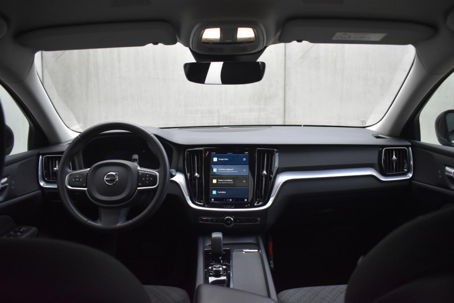 Volvo V60 B4 211PK Automaat Core / Navigatie / Achteruitrijcamera / Elektrische achterklep / LM Velgen / Elektr. Trekhaak / Parkeersensoren voor+achter