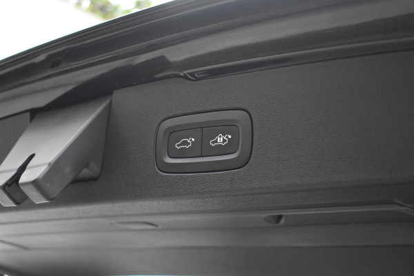 Volvo V60 B4 211PK Automaat Core / Navigatie / Achteruitrijcamera / Elektrische achterklep / LM Velgen / Elektr. Trekhaak / Parkeersensoren voor+achter