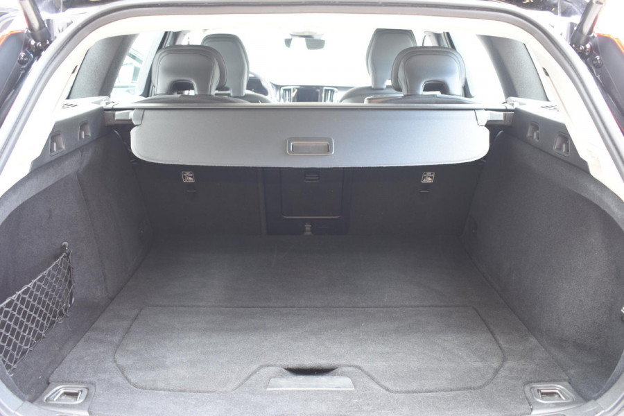 Volvo V60 B4 211PK Automaat Core / Navigatie / Achteruitrijcamera / Elektrische achterklep / LM Velgen / Elektr. Trekhaak / Parkeersensoren voor+achter