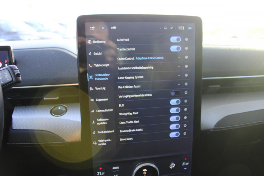 Ford Mustang Mach-E RWD 75 kWh | Trekhaak | Lederen bekleding | Voorruitverwarming | Stoelverwarming | Adaptieve cruise Control | Camera | Electrische achterklep