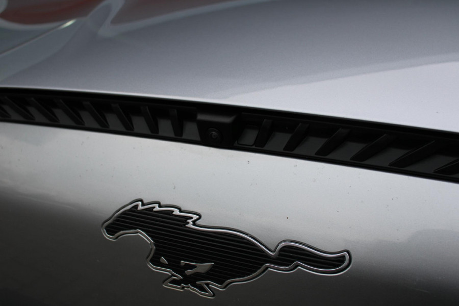 Ford Mustang Mach-E RWD 75 kWh | Trekhaak | Lederen bekleding | Voorruitverwarming | Stoelverwarming | Adaptieve cruise Control | Camera | Electrische achterklep