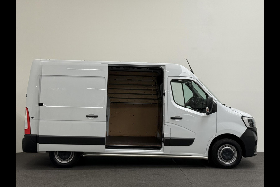 Renault Master T33 2.3 dCi 135PK L2H2 BPM VRIJ! Airco Cruise control Parkeersensoren Navigatie Trekhaak