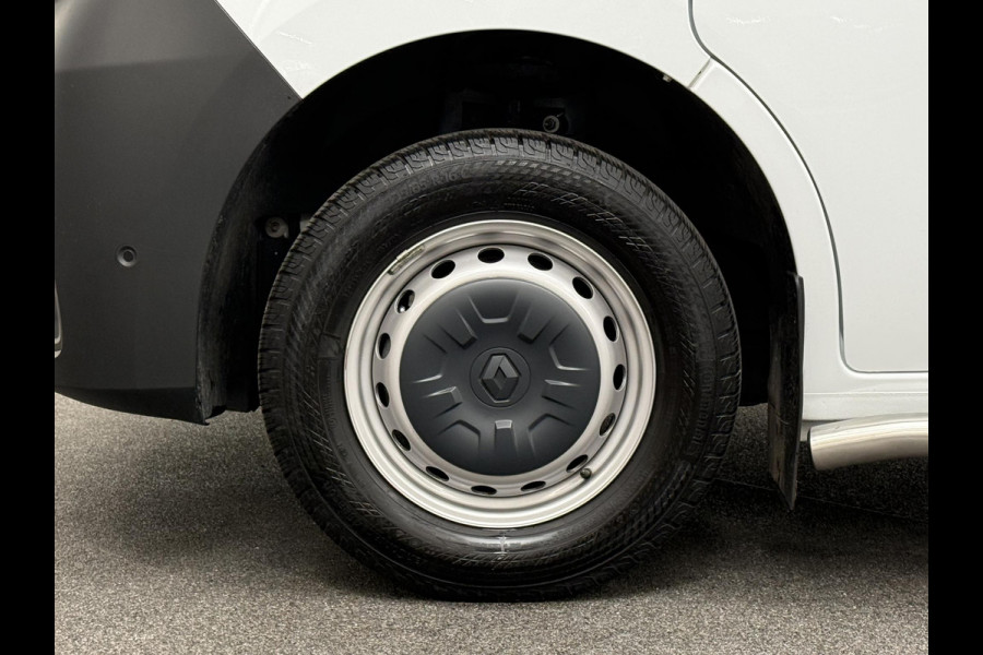 Renault Master T33 2.3 dCi 135PK L2H2 BPM VRIJ! Airco Cruise control Parkeersensoren Navigatie Trekhaak