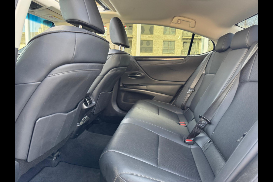 Lexus ES 300h Business Line | Schuifdak, Groot scherm, Stoel + Stuurverwarming, Dodehoekherkenning, Parkeersensoren, CarPlay