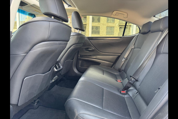 Lexus ES 300h Business Line | Schuifdak, Groot scherm, Stoel + Stuurverwarming, Dodehoekherkenning, Parkeersensoren, CarPlay