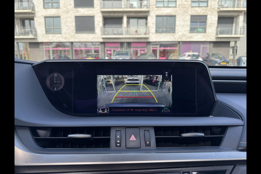 Lexus ES 300h Business Line | Schuifdak, Groot scherm, Stoel + Stuurverwarming, Dodehoekherkenning, Parkeersensoren, CarPlay