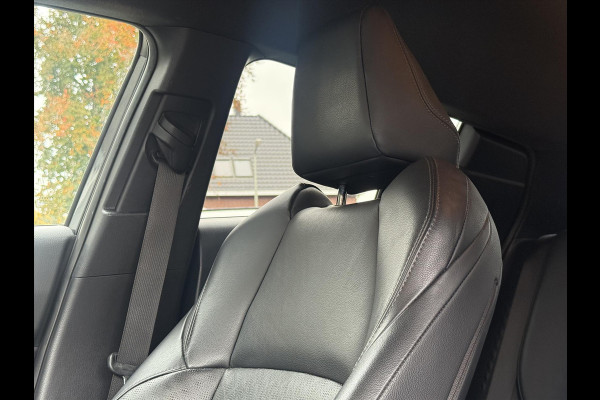 Toyota C-HR 1.8 Hybrid Bi-Tone Plus | Leer, Stoel + Stuurverwarming, Navigatie, Dodehoekherkenning, Parkeersensoren