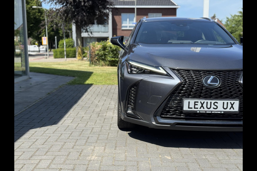 Lexus UX 250h F Sport Line | Facelift, Head up display, Blind Spot, 18 inch, Parkeersensoren, Stoel + Stuurverwarming, Groot scherm