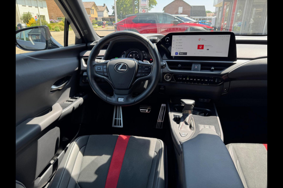Lexus UX 250h F Sport Line | Facelift, Head up display, Blind Spot, 18 inch, Parkeersensoren, Stoel + Stuurverwarming, Groot scherm