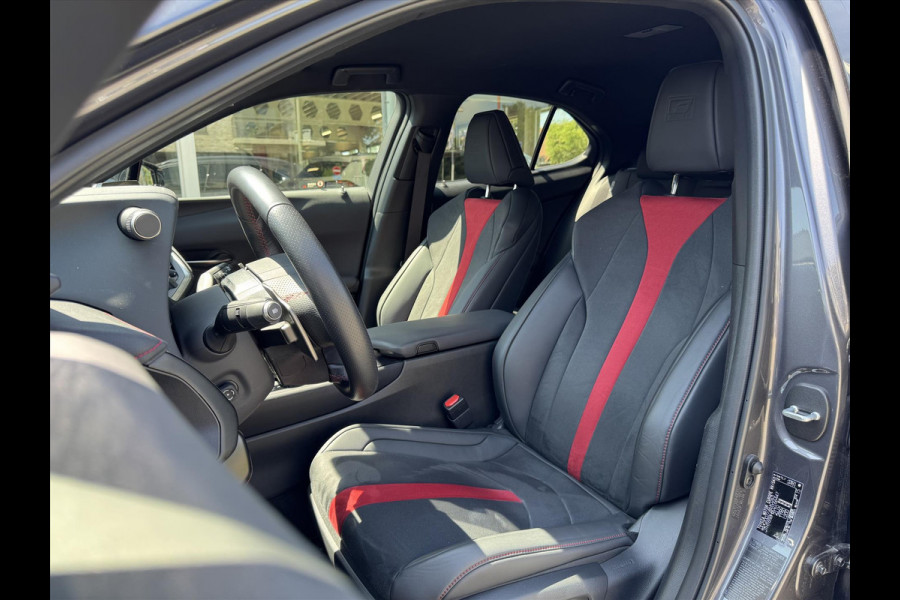 Lexus UX 250h F Sport Line | Facelift, Head up display, Blind Spot, 18 inch, Parkeersensoren, Stoel + Stuurverwarming, Groot scherm