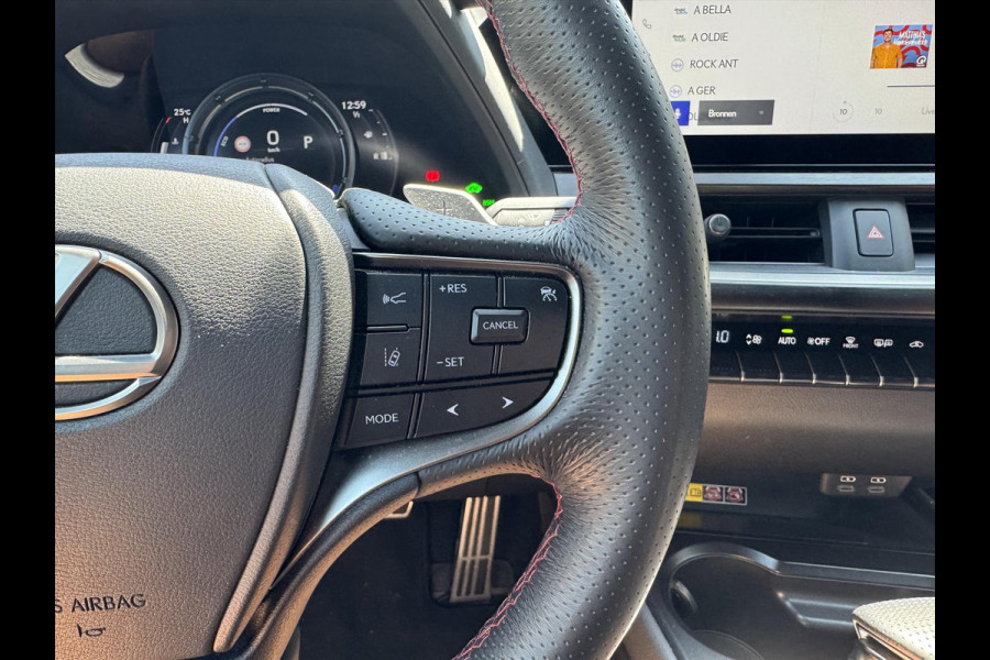 Lexus UX 250h F Sport Line | Facelift, Head up display, Blind Spot, 18 inch, Parkeersensoren, Stoel + Stuurverwarming, Groot scherm