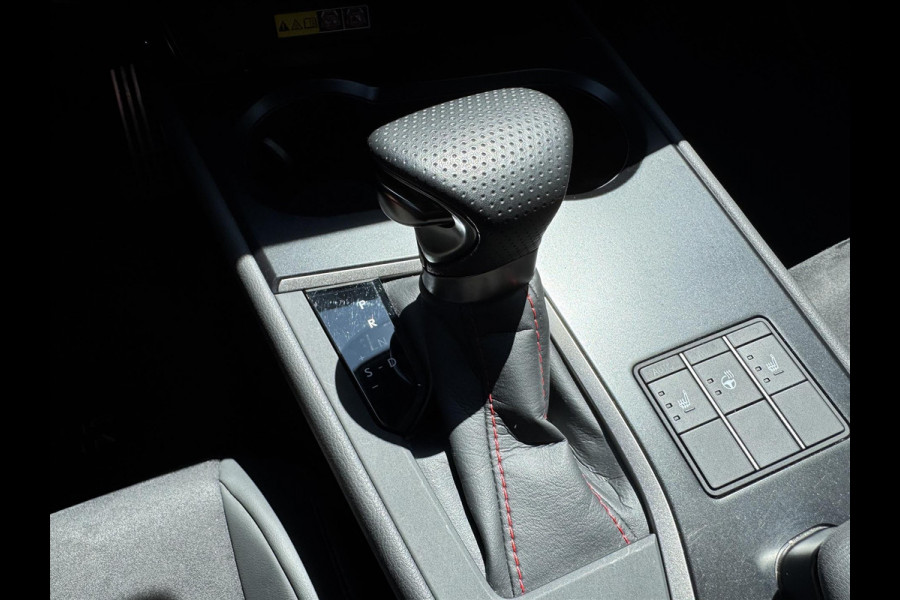 Lexus UX 250h F Sport Line | Facelift, Head up display, Blind Spot, 18 inch, Parkeersensoren, Stoel + Stuurverwarming, Groot scherm