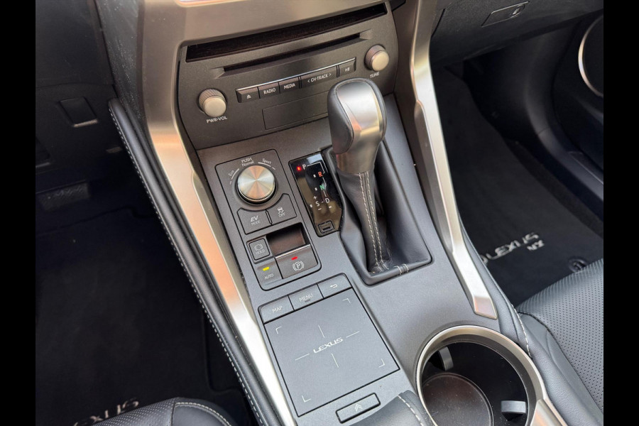 Lexus NX 300h AWD Luxury Line | Panoramadak, Premium Navigatie, Parkeersensoren, Leer, Stoelverwarming, Apple CarPlay/Android Auto