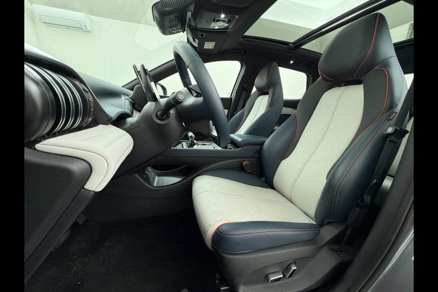 BYD ATTO 3 62kWh Design SOH 98% Pano-dak Leer+Elektr.Verst. Warmtepomp Adaptieve Cruise 360°Camera Apple Carplay Android Auto Elektr.Achter Verkeersbord detectie WiFi DAB Led Rijstrooksensor Keyless Smartphone Entry Fabrieksgarantie tot 13-12-2028/150.000km Garantie op de LFP Accu tot 12-12-2030/200.000km €44.000,- Nieuw!