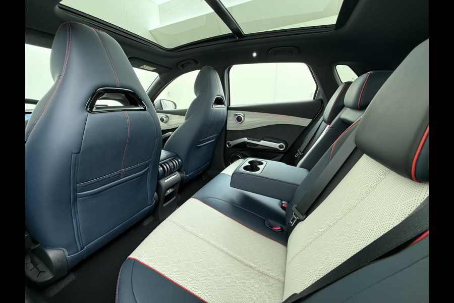 BYD ATTO 3 62kWh Design SOH 98% Pano-dak Leer+Elektr.Verst. Warmtepomp Adaptieve Cruise 360°Camera Apple Carplay Android Auto Elektr.Achter Verkeersbord detectie WiFi DAB Led Rijstrooksensor Keyless Smartphone Entry Fabrieksgarantie tot 13-12-2028/150.000km Garantie op de LFP Accu tot 12-12-2030/200.000km €44.000,- Nieuw!