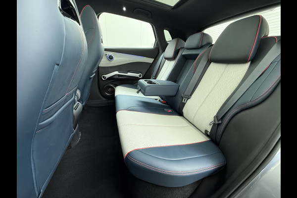 BYD ATTO 3 62kWh Design SOH 98% Pano-dak Leer+Elektr.Verst. Warmtepomp Adaptieve Cruise 360°Camera Apple Carplay Android Auto Elektr.Achter Verkeersbord detectie WiFi DAB Led Rijstrooksensor Keyless Smartphone Entry Fabrieksgarantie tot 13-12-2028/150.000km Garantie op de LFP Accu tot 12-12-2030/200.000km €44.000,- Nieuw!