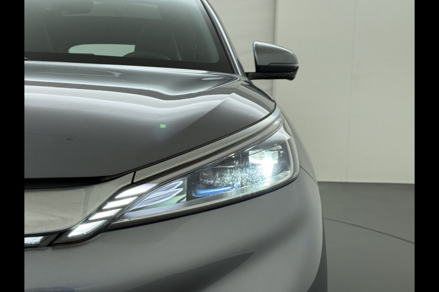 BYD ATTO 3 62kWh Design SOH 98% Pano-dak Leer+Elektr.Verst. Warmtepomp Adaptieve Cruise 360°Camera Apple Carplay Android Auto Elektr.Achter Verkeersbord detectie WiFi DAB Led Rijstrooksensor Keyless Smartphone Entry Fabrieksgarantie tot 13-12-2028/150.000km Garantie op de LFP Accu tot 12-12-2030/200.000km €44.000,- Nieuw!