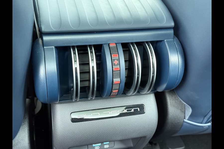 BYD ATTO 3 62kWh Design SOH 98% Pano-dak Leer+Elektr.Verst. Warmtepomp Adaptieve Cruise 360°Camera Apple Carplay Android Auto Elektr.Achter Verkeersbord detectie WiFi DAB Led Rijstrooksensor Keyless Smartphone Entry Fabrieksgarantie tot 13-12-2028/150.000km Garantie op de LFP Accu tot 12-12-2030/200.000km €44.000,- Nieuw!