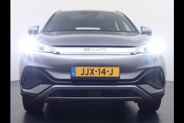 BYD ATTO 3 62kWh Design SOH 98% Pano-dak Leer+Elektr.Verst. Warmtepomp Adaptieve Cruise 360°Camera Apple Carplay Android Auto Elektr.Achter Verkeersbord detectie WiFi DAB Led Rijstrooksensor Keyless Smartphone Entry Fabrieksgarantie tot 13-12-2028/150.000km Garantie op de LFP Accu tot 12-12-2030/200.000km €44.000,- Nieuw!