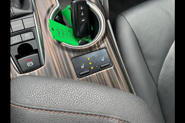 Toyota Camry 2.5 Hybrid Executive | Leer, Stoelverwarming, Elektrische achterklep, Dodehoekherkenning, Parkeersensoren, 18 inch, Keyless