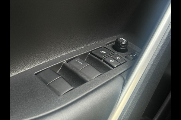 Toyota Corolla Cross 1.8 Hybrid Style | Parelmoer wit, Dodehoekherkenning, Parkeersensoren, Stoel + Stuurverwarming, Keyless, 18 inch