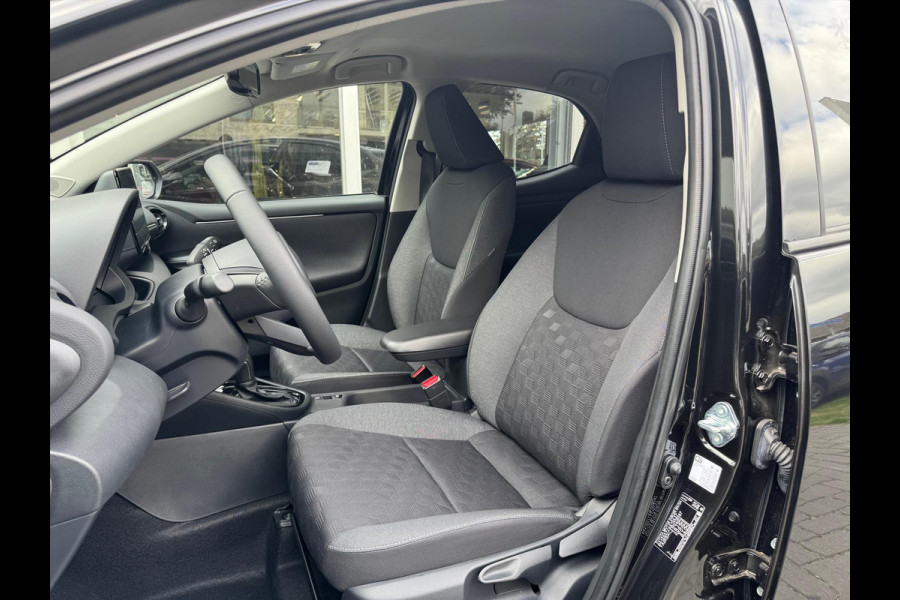 Toyota Yaris Hybrid Dynamic Plus | Stoel + Stuurverwarming, Lichtmetalen velgen, Keyless, Licht + Regensensor, Startknop