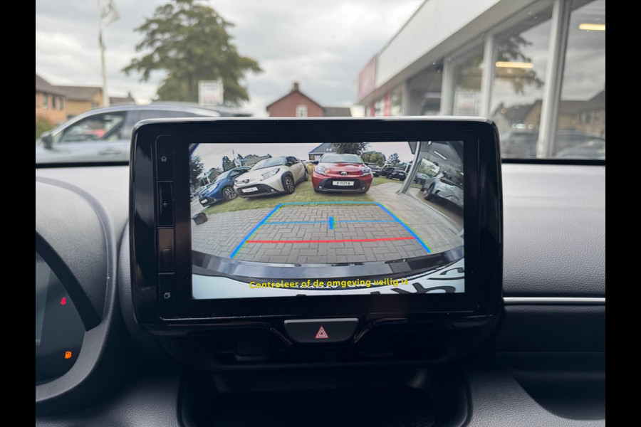 Toyota Yaris Hybrid Dynamic Plus | Stoel + Stuurverwarming, Lichtmetalen velgen, Keyless, Licht + Regensensor, Startknop