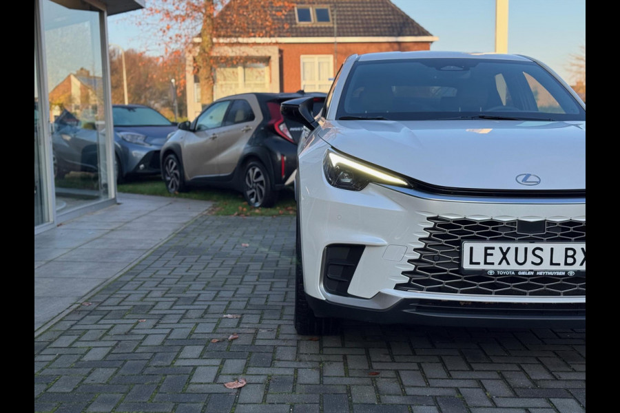 Lexus LBX 1.5 Hybrid Elegant | Leer, Privacy Glass, Stoel + Stuurverwarming, Dodehoekherkenning, Parkeersensoren, 18 inch