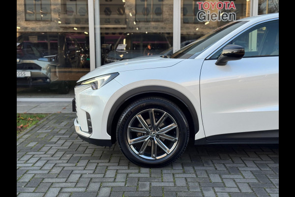 Lexus LBX 1.5 Hybrid Elegant | Leer, Privacy Glass, Stoel + Stuurverwarming, Dodehoekherkenning, Parkeersensoren, 18 inch