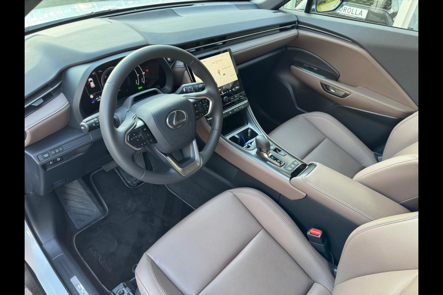 Lexus LBX 1.5 Hybrid Elegant | Leer, Privacy Glass, Stoel + Stuurverwarming, Dodehoekherkenning, Parkeersensoren, 18 inch