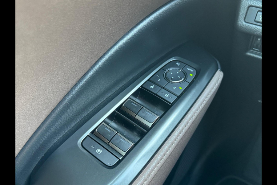 Lexus LBX 1.5 Hybrid Elegant | Leer, Privacy Glass, Stoel + Stuurverwarming, Dodehoekherkenning, Parkeersensoren, 18 inch