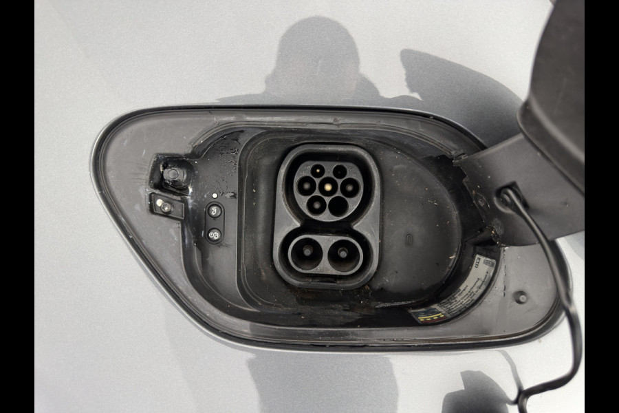 Volkswagen E-Golf {SOH-100%) Aut.* LUXURY-LEATHER | FULL-LED | NAVI-FULLMAP | CAMERA | HEATED-SPORTSEATS | ECC | PDC | CARPLAY | CRUISE | PRIVACY-GLASS | DIGI-COCKPIT | AMBIENT-LIGHT | CCS-FASTLOADER | 19''ALU*