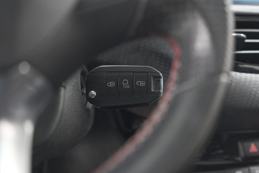 Peugeot 2008 PureTech 110 EAT6 GT-Line | Camera | Panoramadak | Navigatie | Parkeersensoren